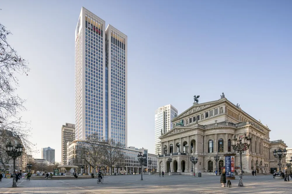 Alte Oper in Frankfurt mit Opernturm im Hintergrund