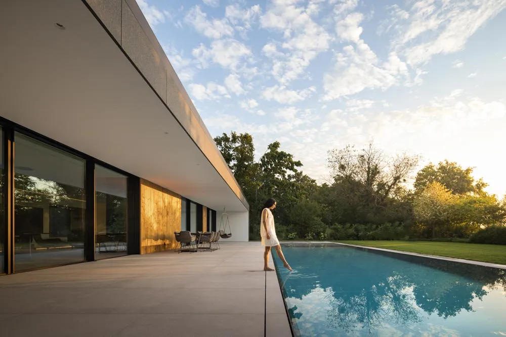 Moderne Villa mit Pool und Model