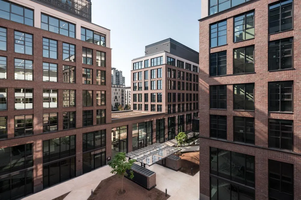 Deutsche Bahn Campus Brick Frankfurt Europaallee Innenhof