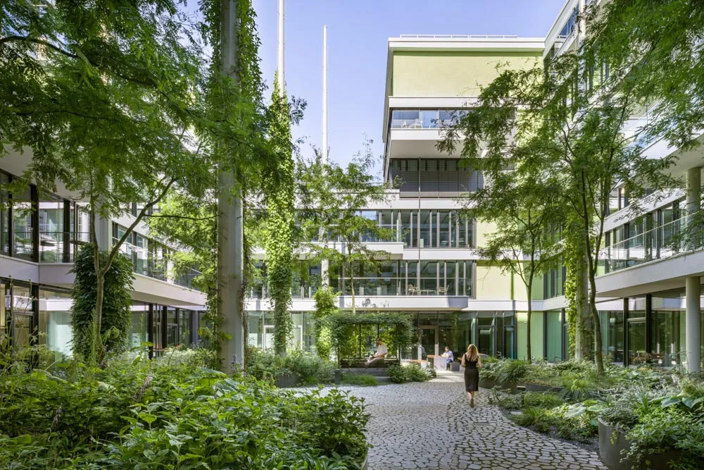 Grünes Bürogebäude Atreeum in Frankfurt Hanauer Landstrasse