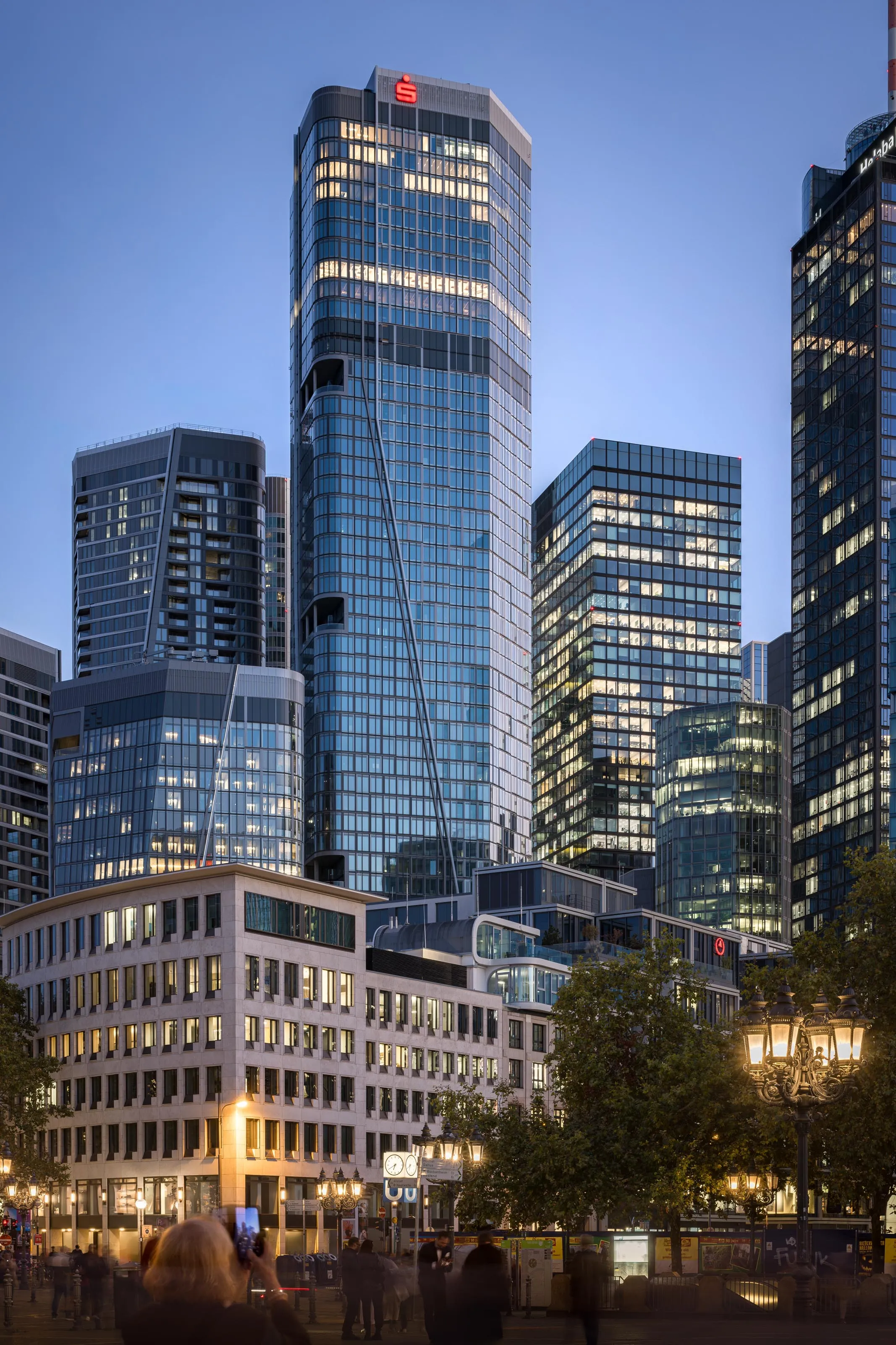 4 FOUR Frankfurt photo Architekturfotografie T1 am Abend mit Beleuchtung