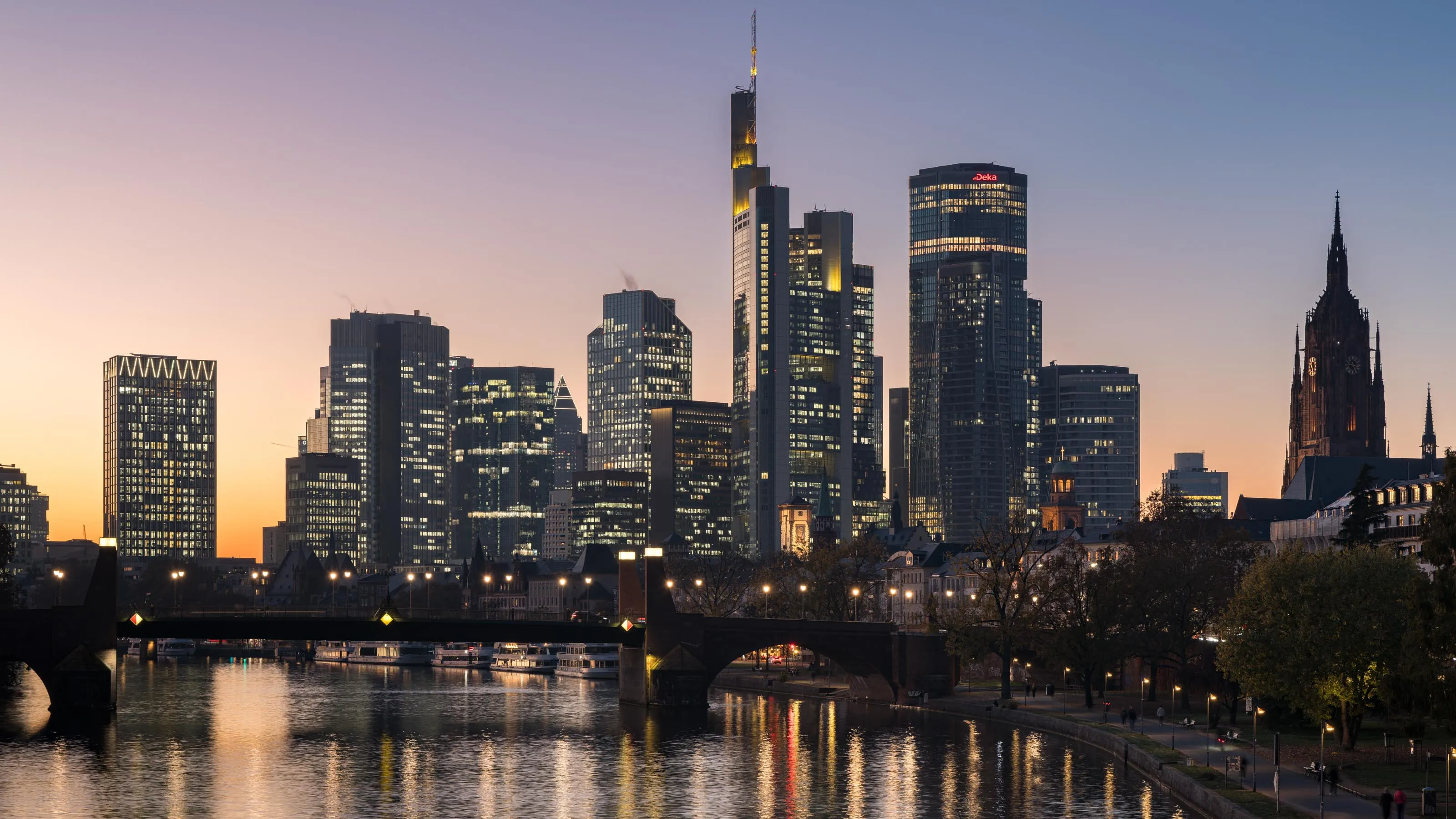 4 FOUR Frankfurt photo Architekturfotografie Skyline am Abend mit Beleuchtung