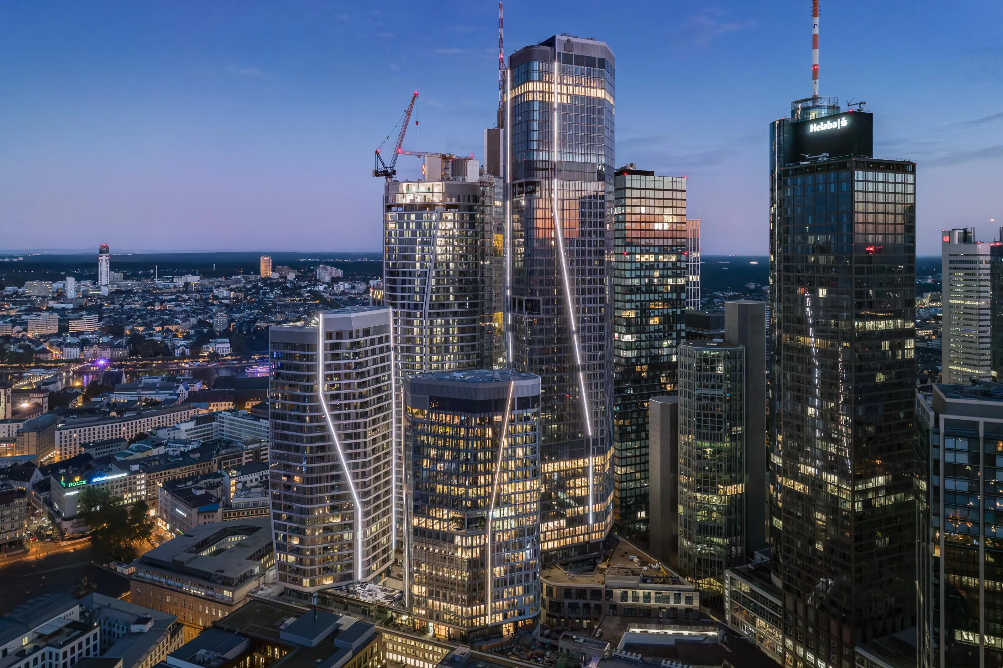 4 FOUR Frankfurt photo Architekturfotografie Drohnenaufnahme Luftbild am Abend mit Beleuchtung