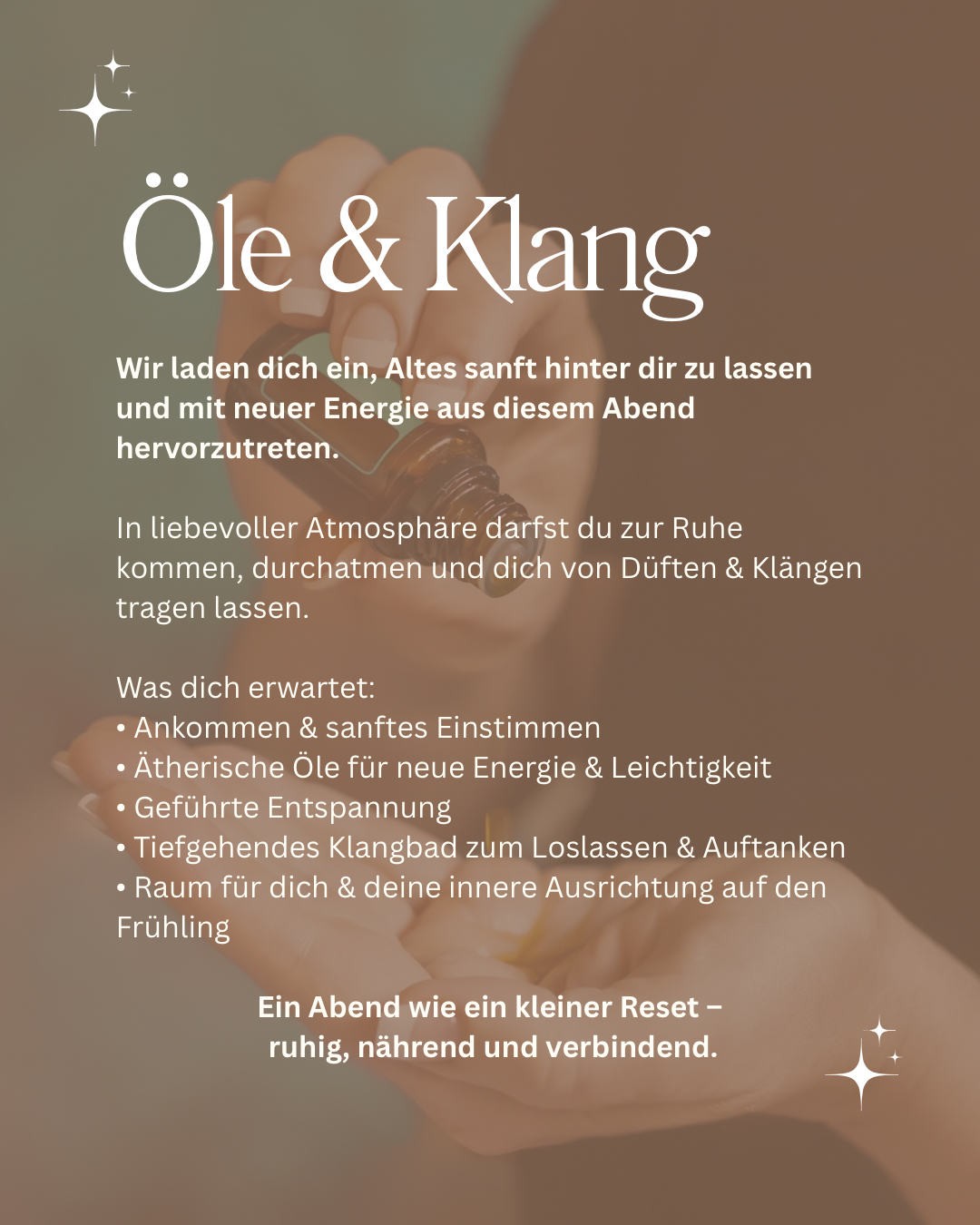 Person sitzt im Lotussitz auf Yogamatte, Hand in Mudra-Position, Text über Yoga & Sound Healing Kurs im April im Dialogzentrum Gerhardshofen.