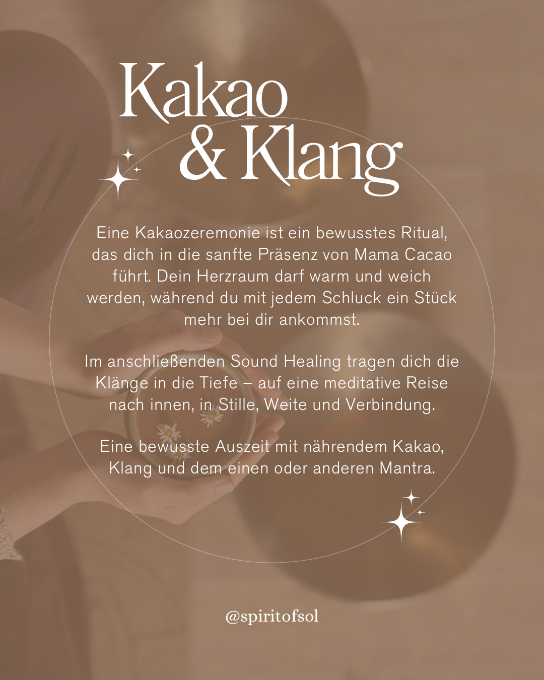 Veranstaltungsankündigung für Kakaozeremonie und Klangritual am 1. April um 18 Uhr im Petko Innovation Campus Höchstadt mit Bildern von Kakaogetränk, zwei sitzenden Personen und Klangschalen.