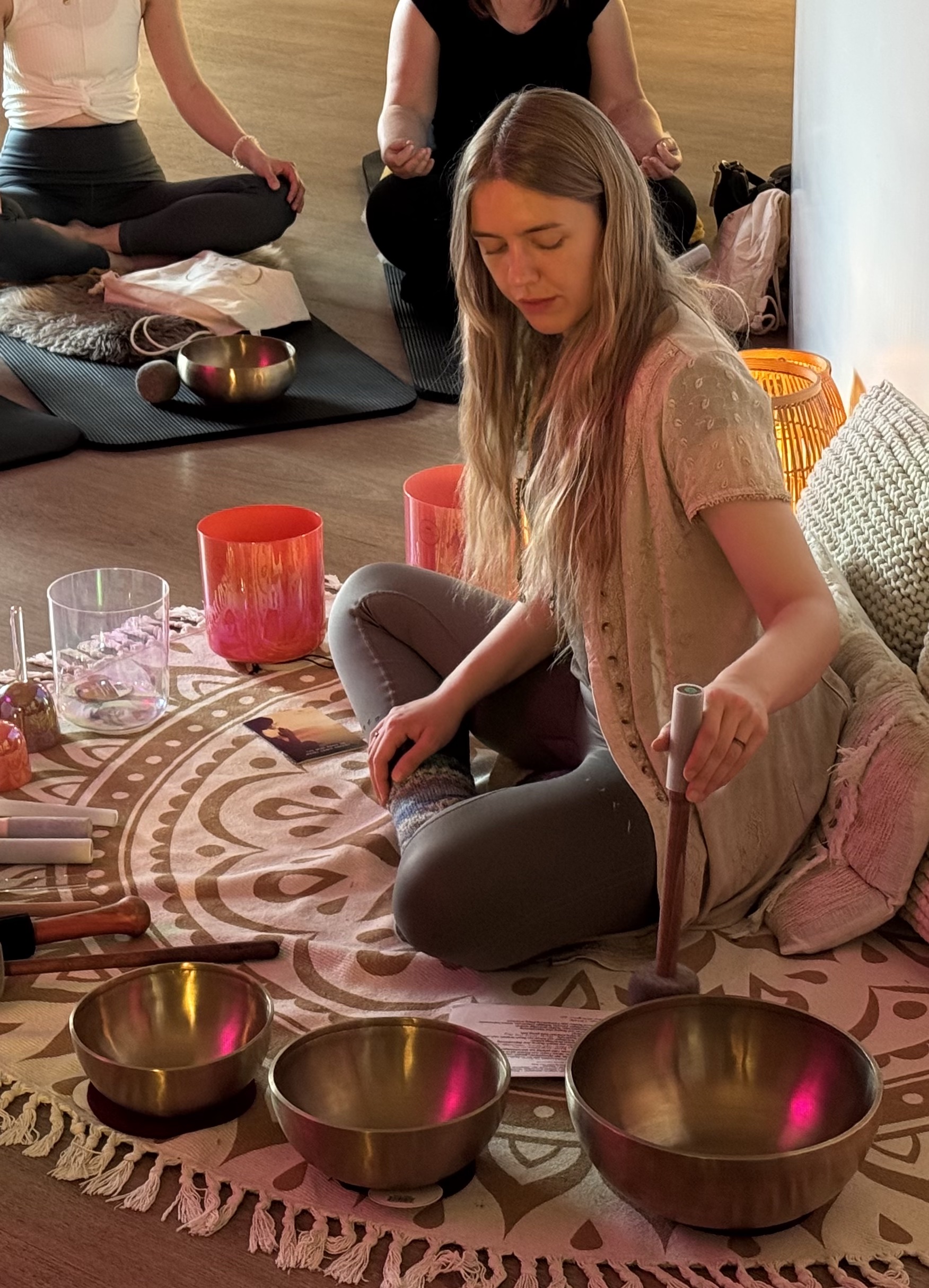 Ankündigung für eine Kakao- und Klangveranstaltung am 17. April um 18 Uhr im Dialogzentrum Gerhardshofen mit Bildern von Klangschalen, Musikern und einer Tasse Kakao auf einem Holztisch.