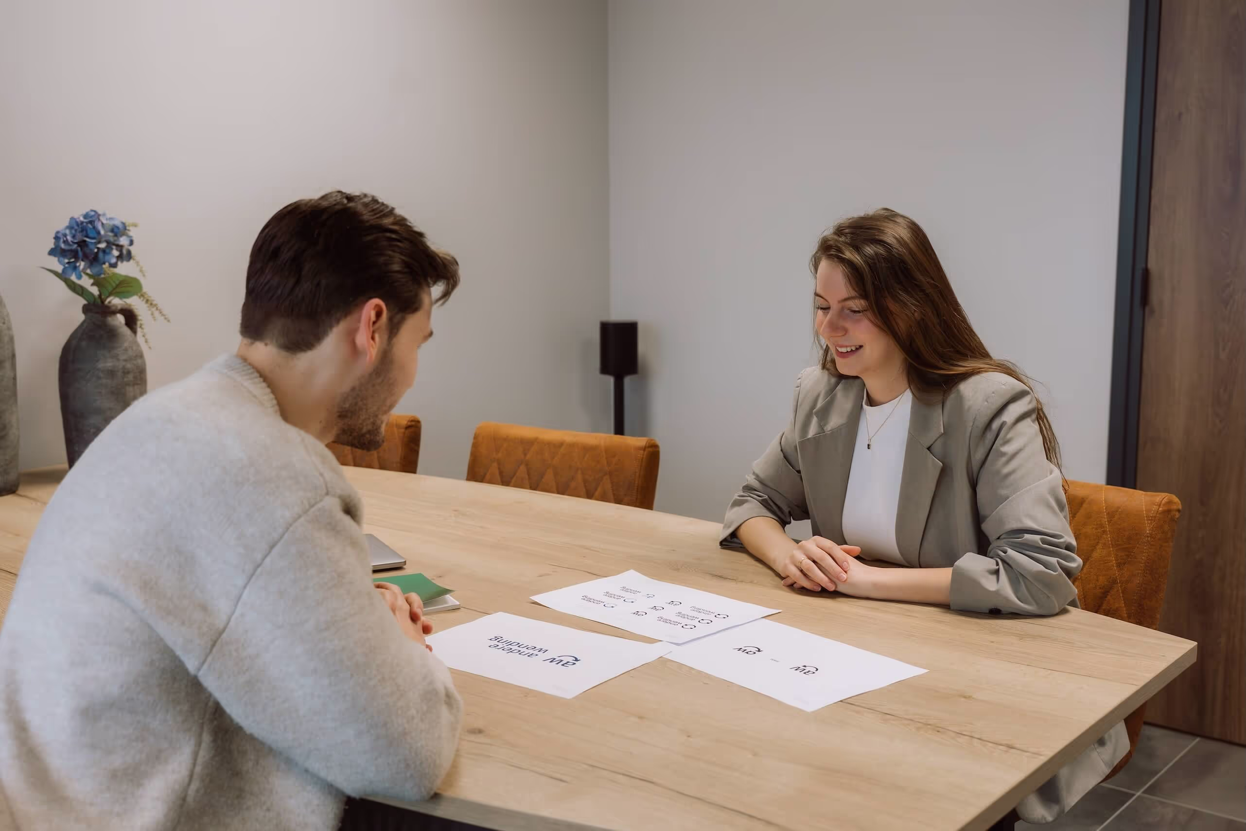 een foto van Bram Pol, eigenaar van Polster Media, in gesprek met een klant