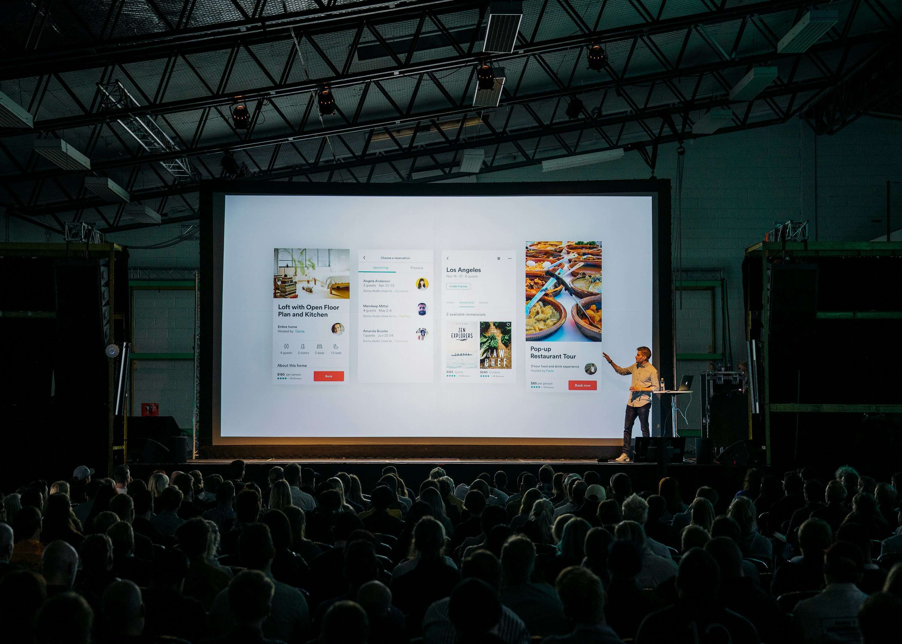 Startup-Präsentation eines Pitch Decks auf großer Bühne mit Publikum