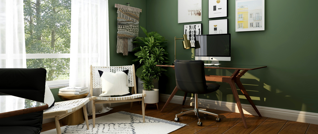 Modern eingerichtetes Homeoffice mit Schreibtisch, Computer, Stuhl und Pflanzen – Symbolbild für „Büromiete steuerlich absetzen“.