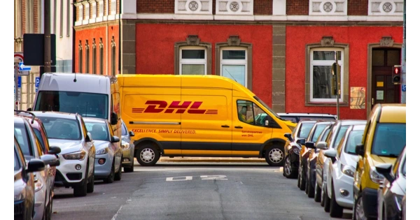 DHL Auto als Anbieter der Zahlung per Nachnahme.