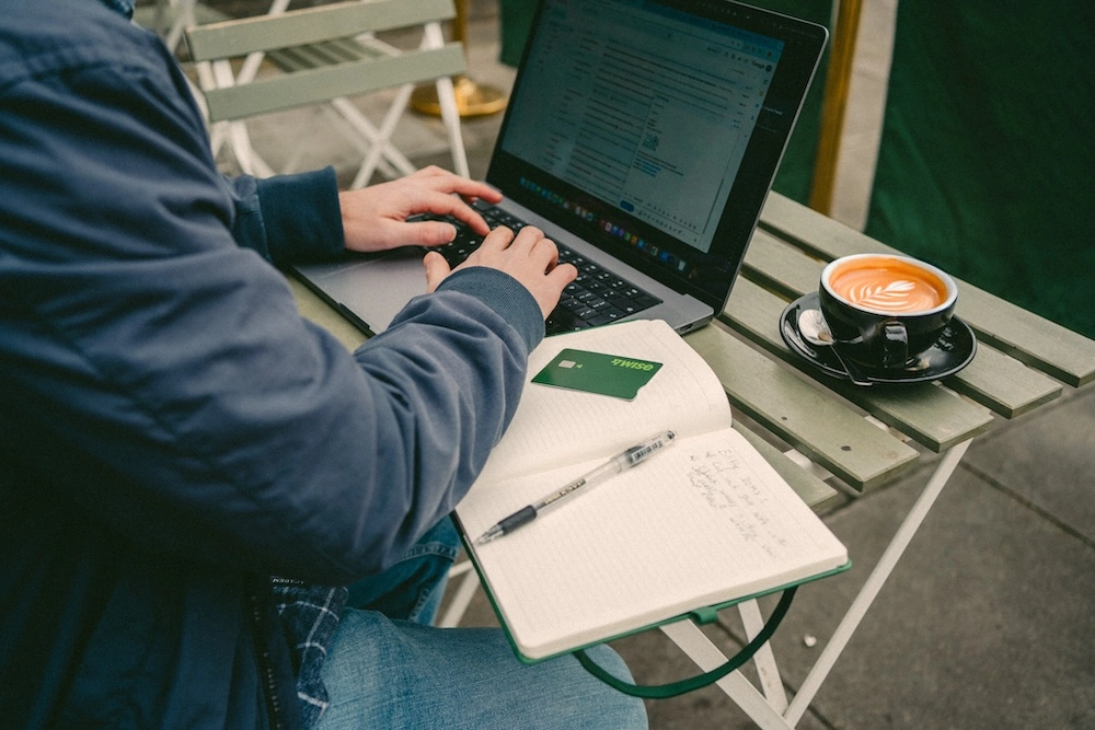 Ein User nutzt seine Kreditkarte von Wise für Zahlungen über den Laptop