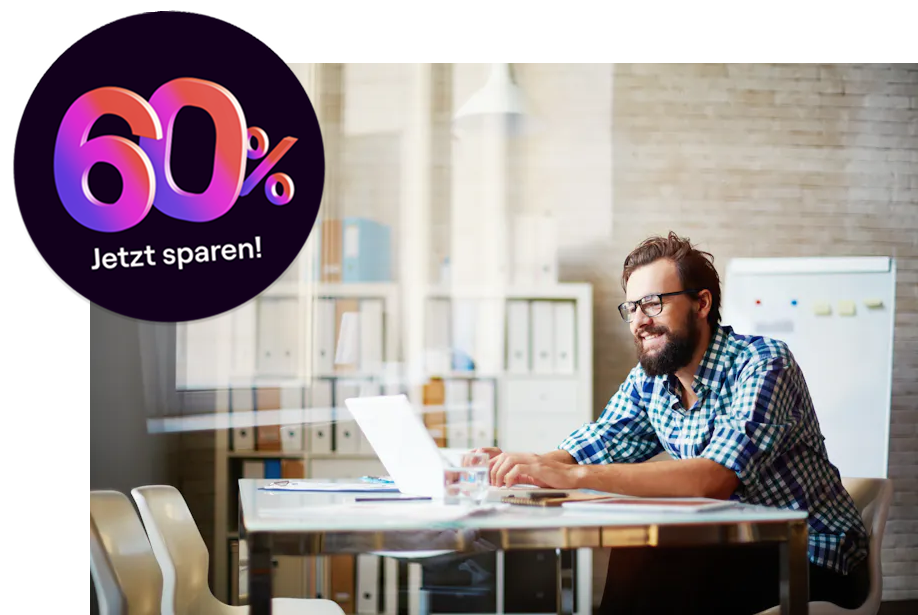 Gruender arbeitet am Schreibtisch vor seinem Laptop