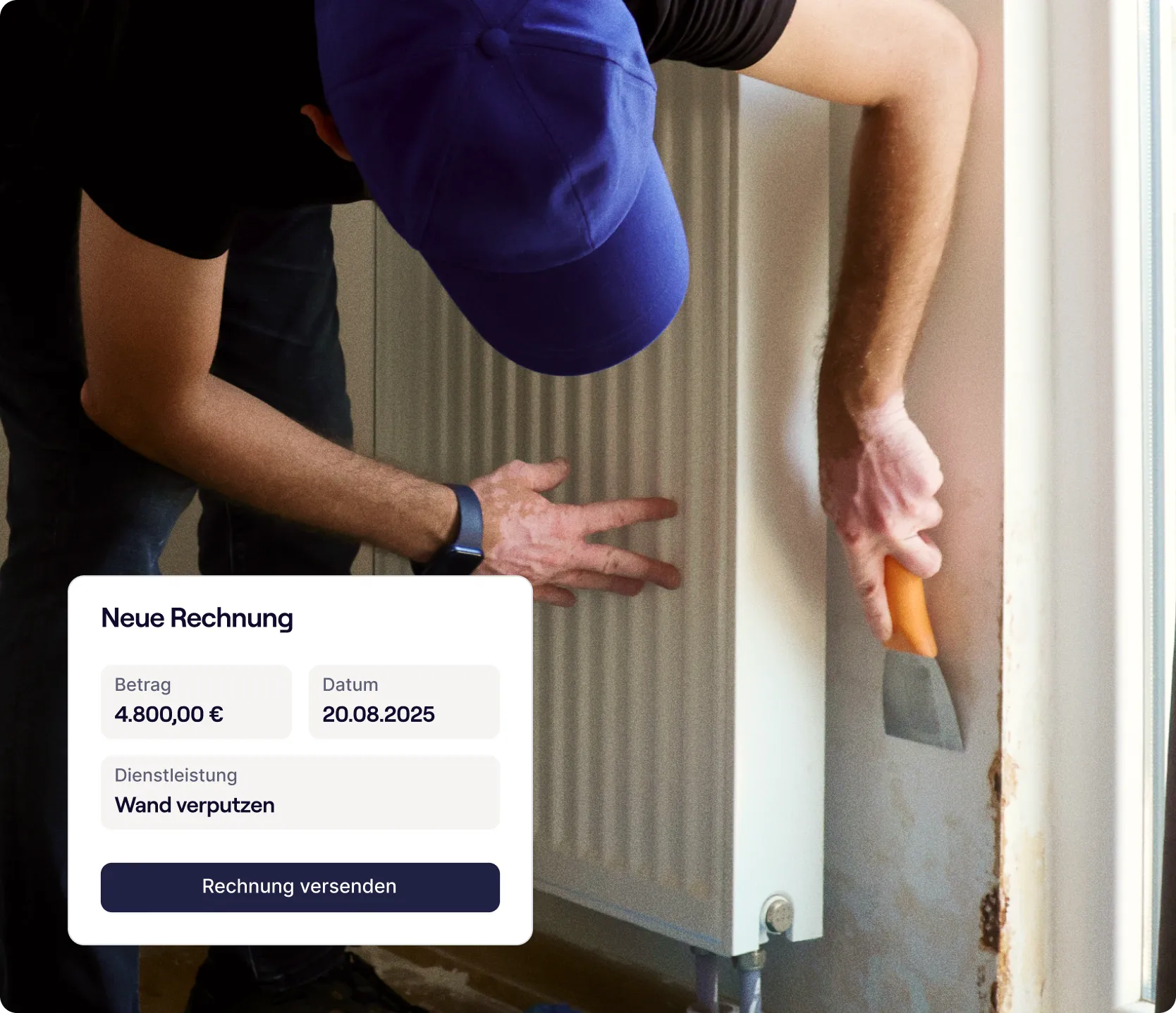 Rechnungsprogramm Baugewerbe-Ein Bauarbeiter steht neben einer Wandheizung und kratzt mit einem Spachtel an der Wand.