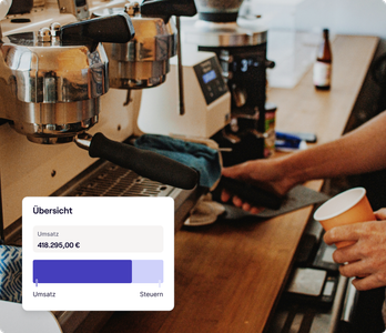 Buchhaltungssoftware Gastronomie - Eine Person bereitet an einer Espressomaschine Kaffee zu, während im Vordergrund ein eingeblendetes Dashboard mit Umsatz‑ und Steuerübersicht zu sehen ist.