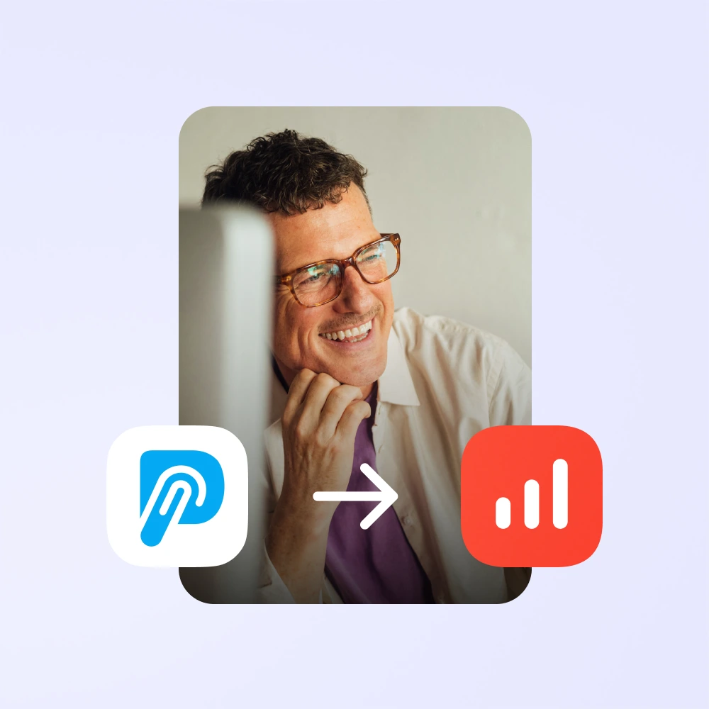 Bild eines Mannes und der Logos von Papierkram und sevdesk, um die automatische Datenmigration zu zeigen