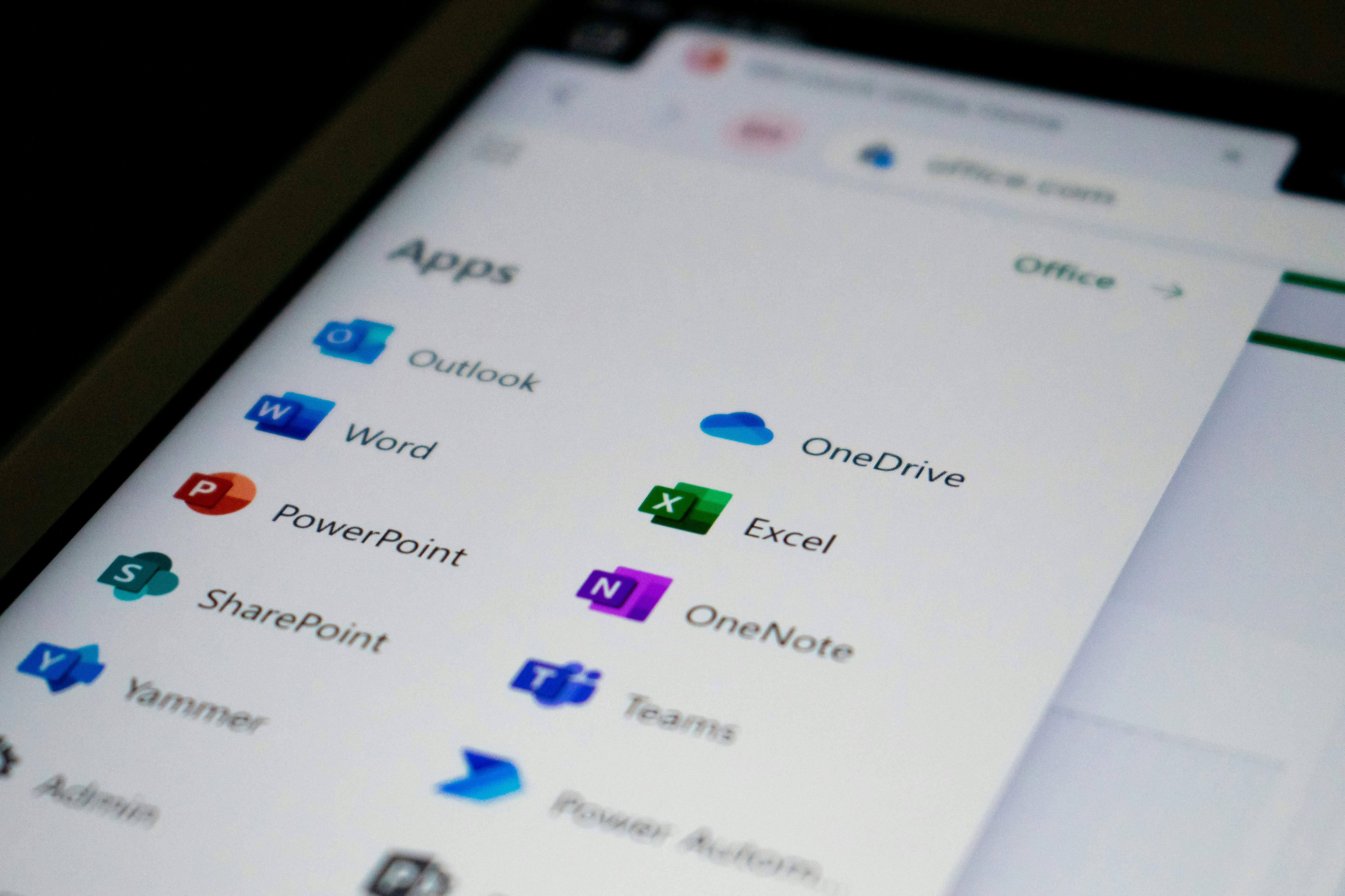 Rechnung mit Excel-Microsoft 365 Apps auf einem Tablet (Outlook, Word, PowerPoint, Excel, OneDrive) 