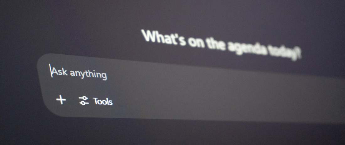 Bildschirmansicht eines KI Chatbots mit Eingabefeld und der Aufforderung „Ask anything“