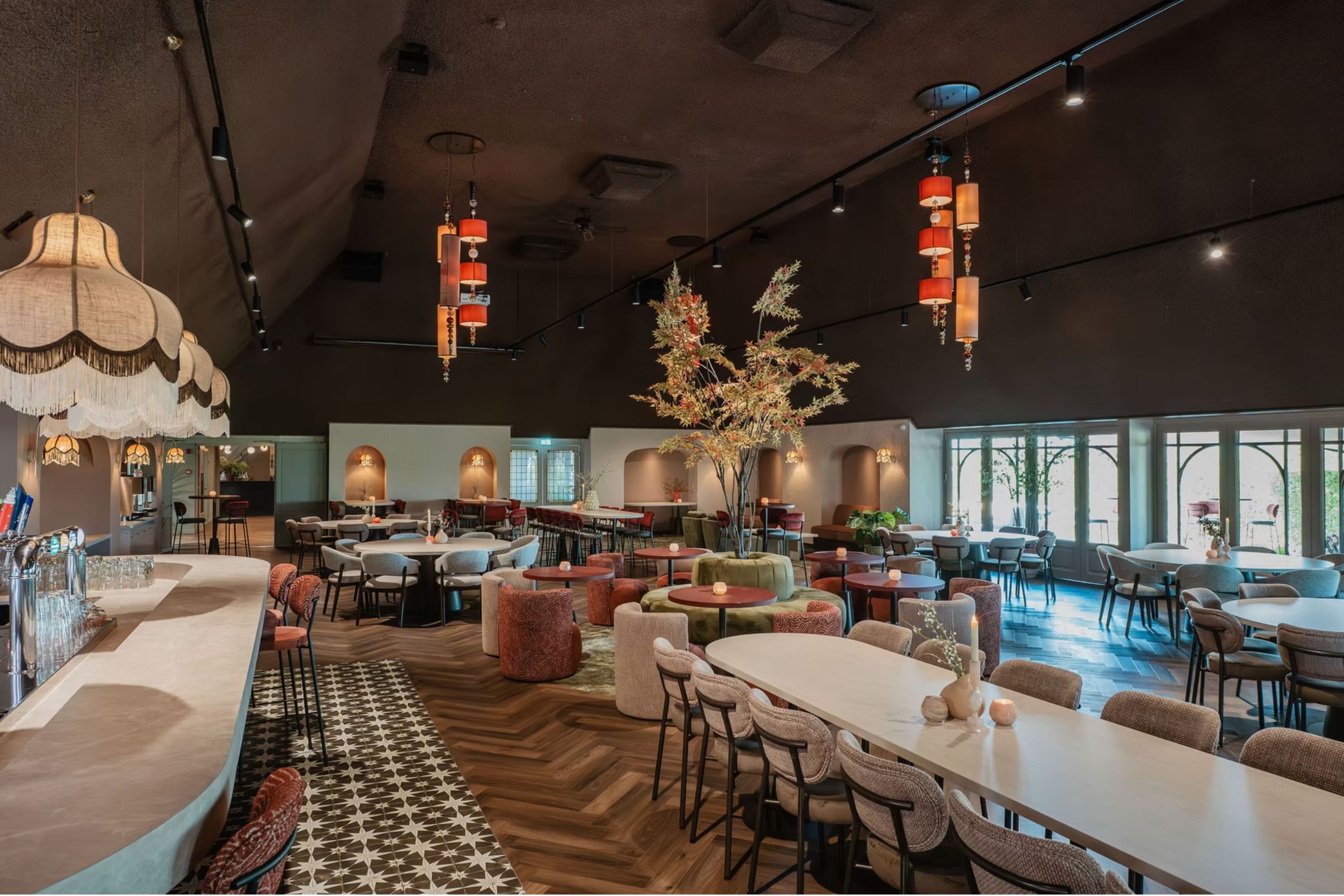 Het interieur van De Duikenburg met een bar, zitjes en warme verlichting