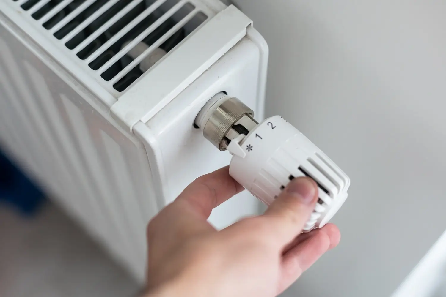 Kominek w domu z bali jako element klimatyczny – jakie systemy ogrzewania najlepiej sprawdzają się w budowie domu drewnianego?