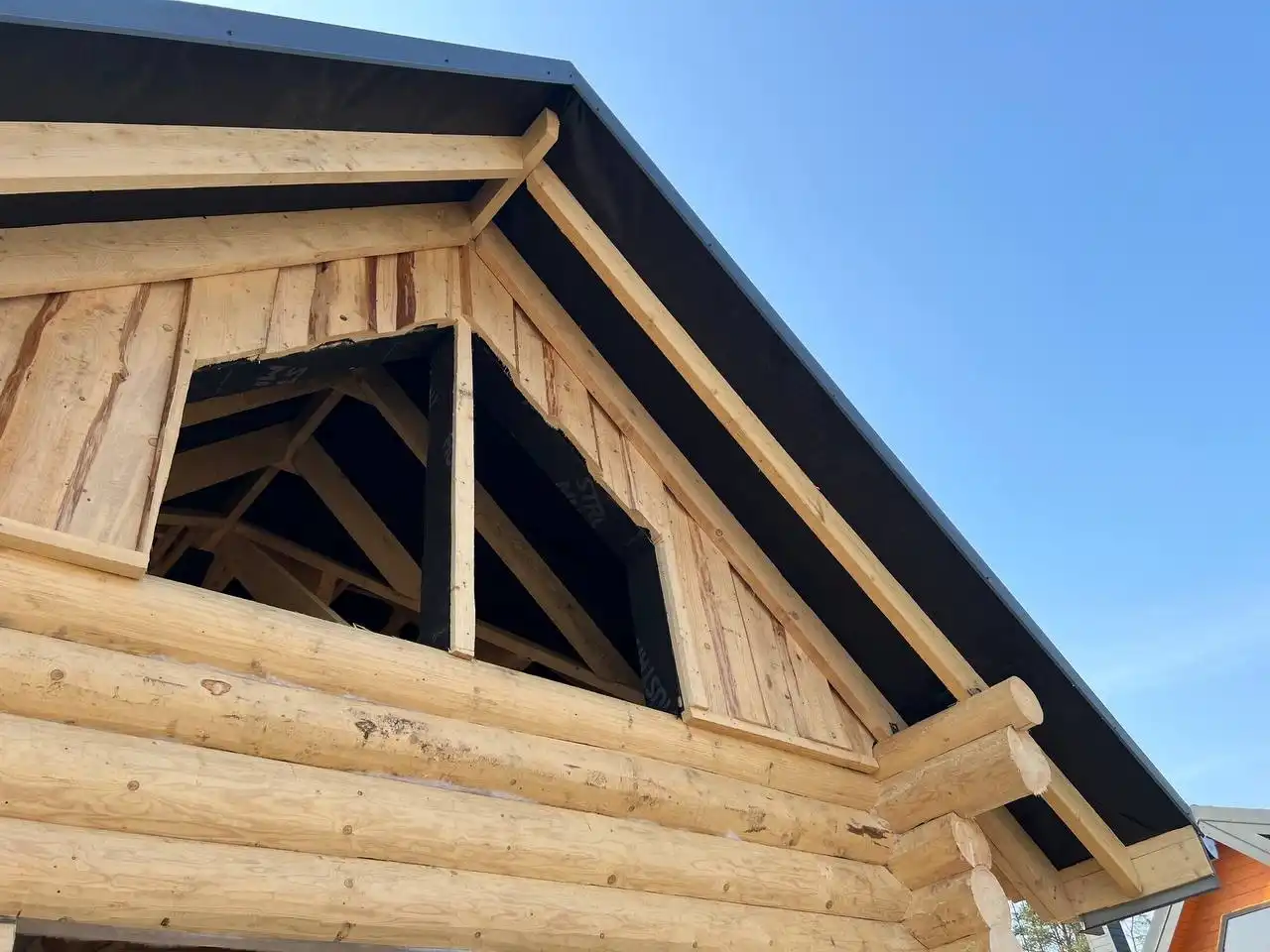 Dom z bali drewnianych z tarasem – całoroczny dom z drewna