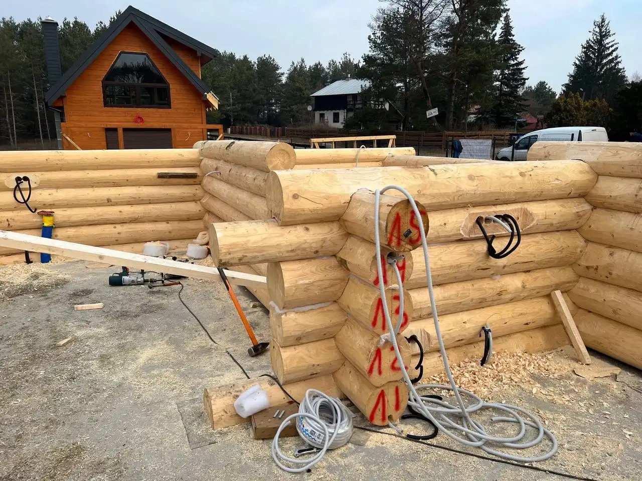 Dom z bali ręcznie ciosanych – tradycyjna technologia budowy