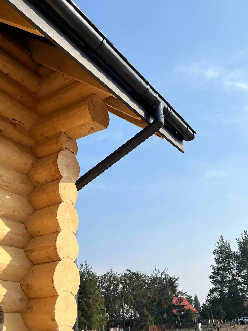 Dom z bali z dużymi przeszkleniami – nowoczesna architektura drewniana