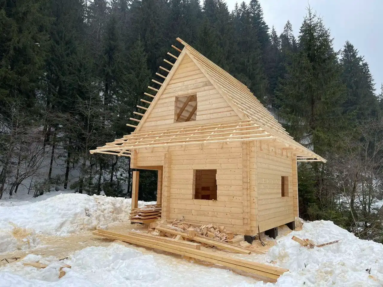 Dom z bali świerkowych – solidna konstrukcja drewniana