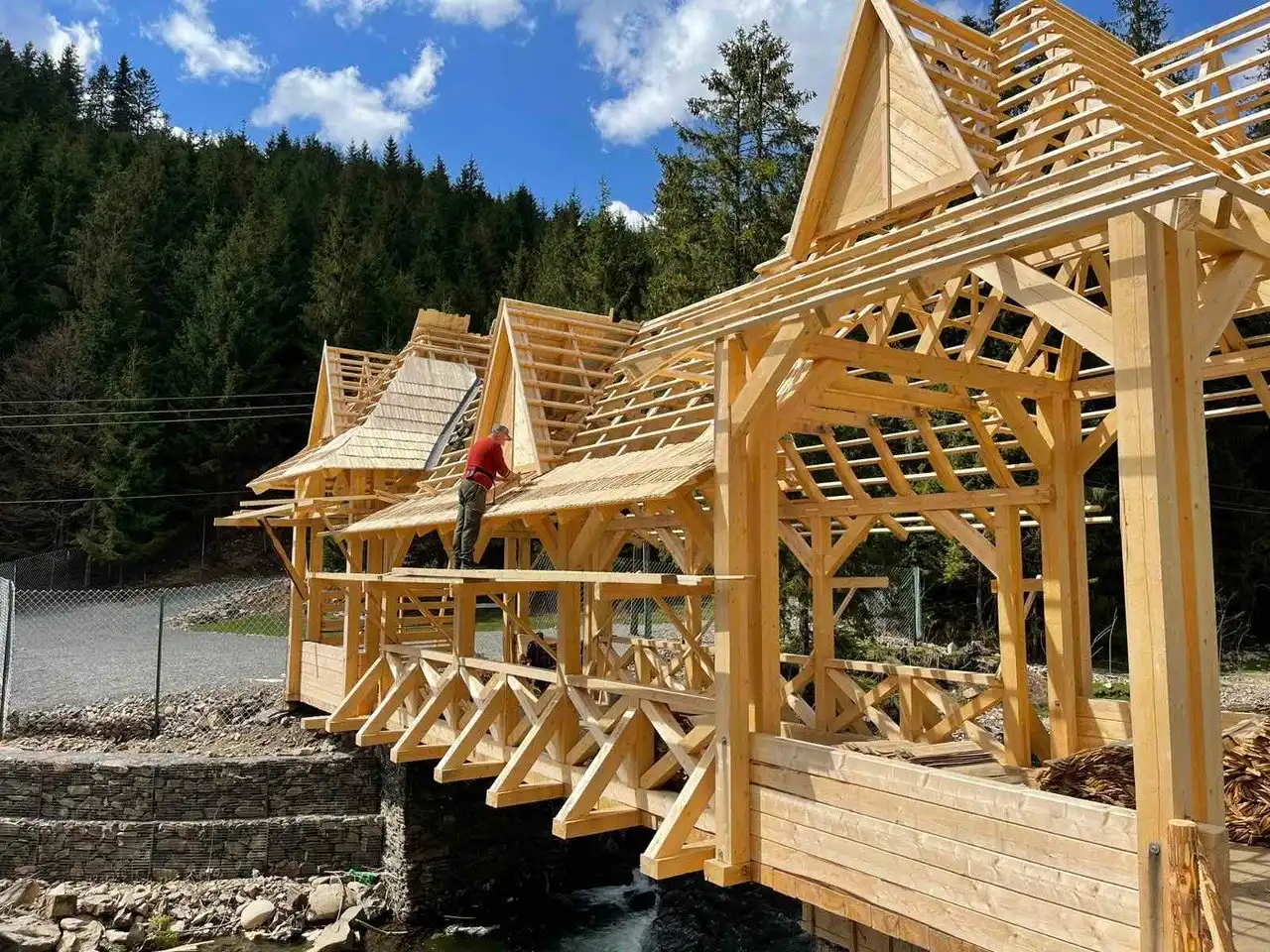 Dom z bali drewnianych – naturalne budownictwo całoroczne