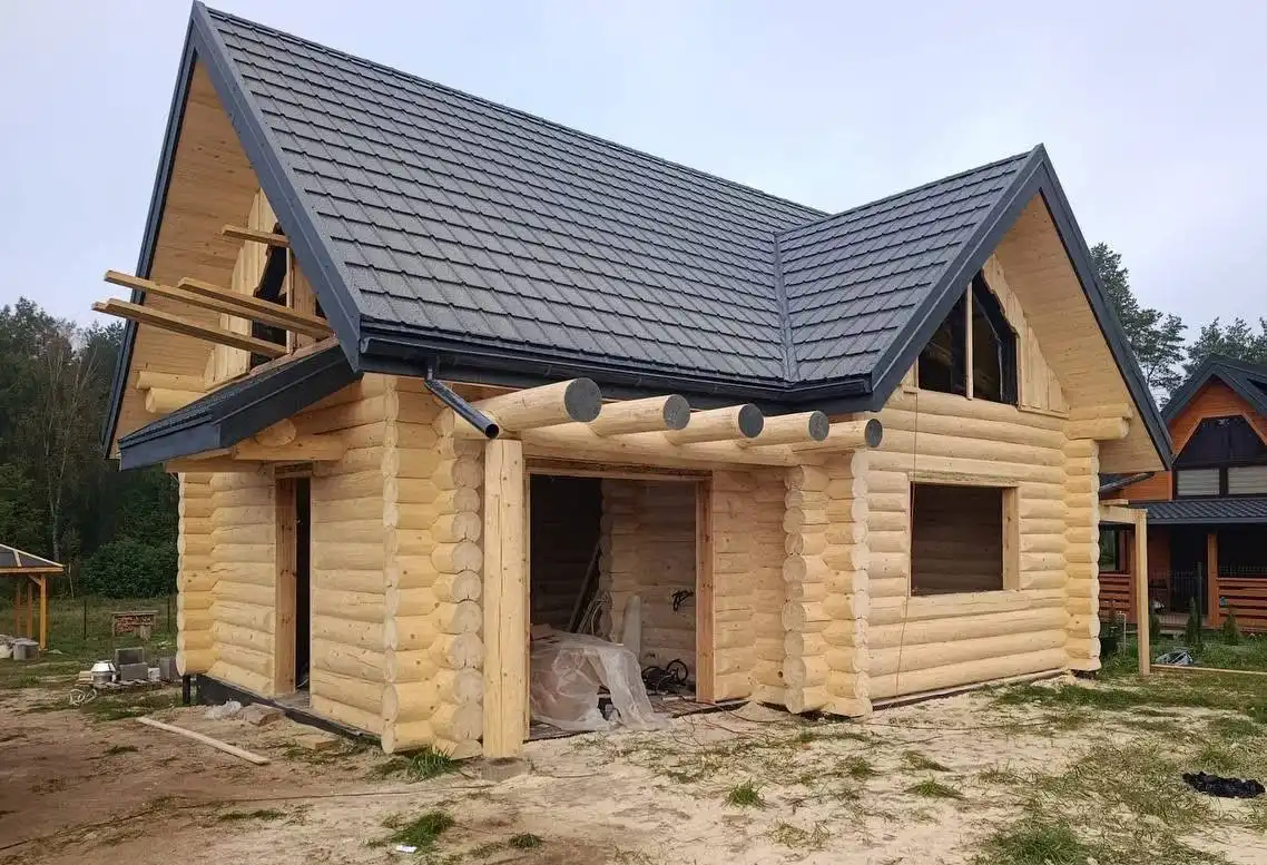 Dom z bali okrągłych ręcznie ciosanych – całoroczny dom drewniany