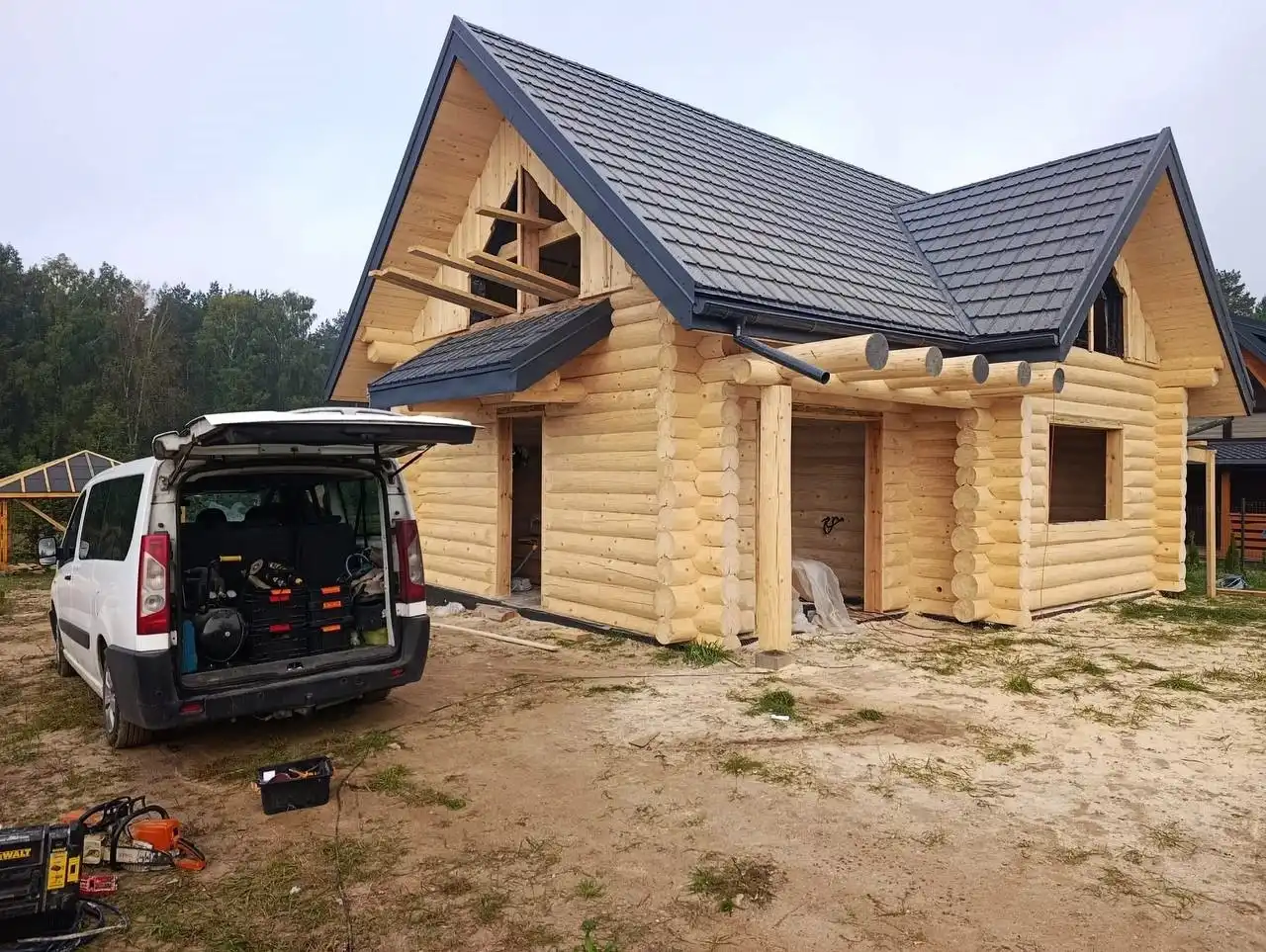 Szlifowanie domu z bali po procesie osiadania – projekt Małgorzata, naturalne bale świerkowe jaśniutkie i przygotowane do impregnacji