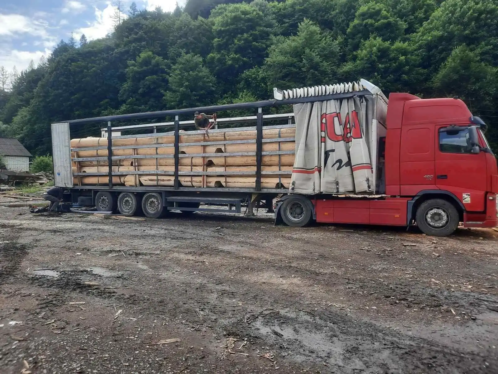 Budowa domu z bali – rozładunek elementów konstrukcyjnych projektu domu drewnianego o najwyższej jakości