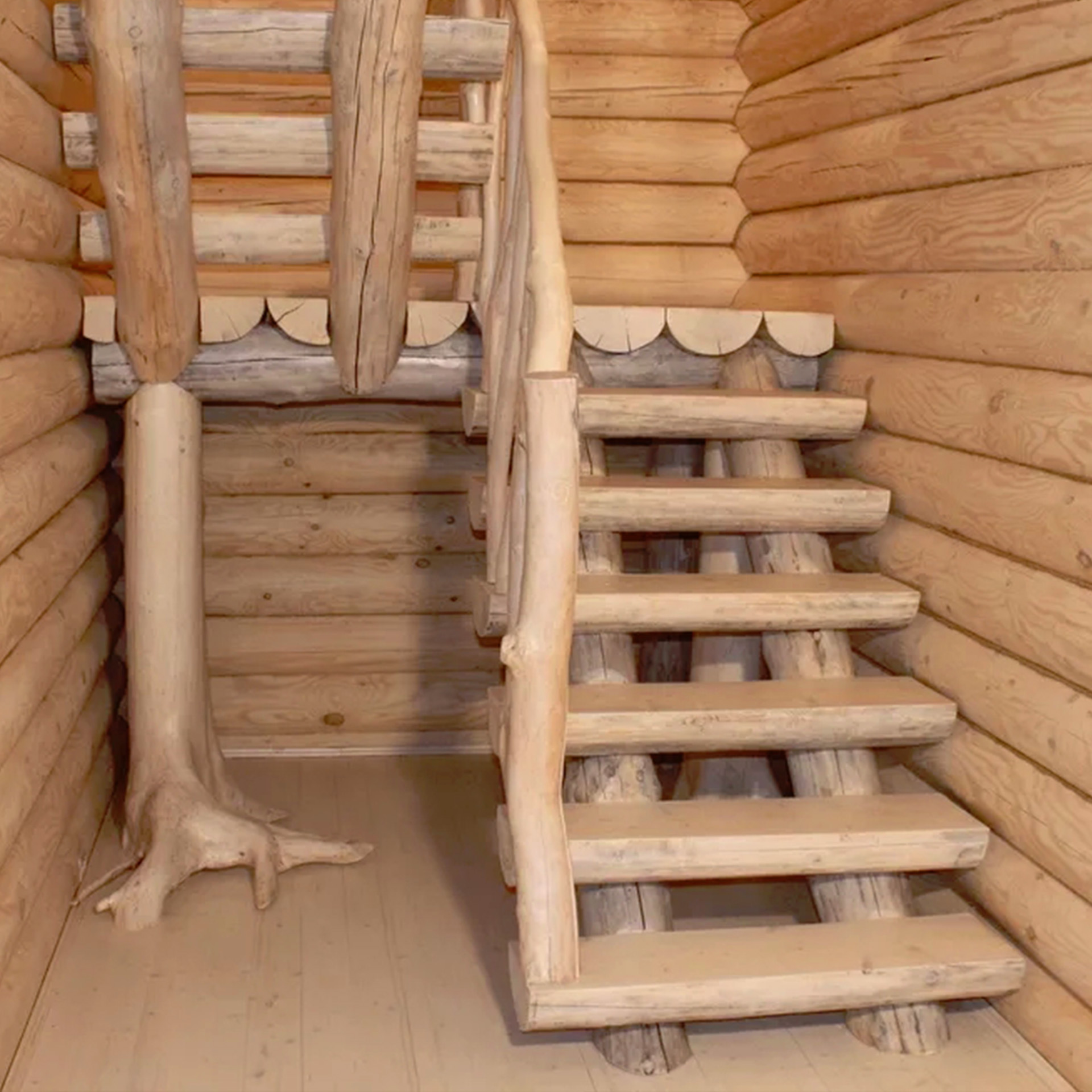 Drewniane schody z bali w Polsce