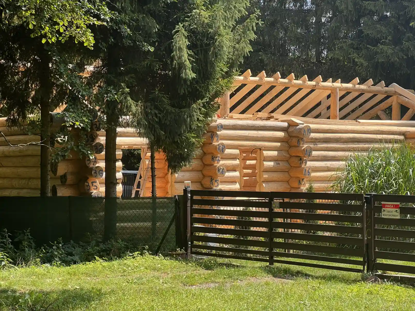 Dom z bali naturalnych ręcznie ciosanych parterowy