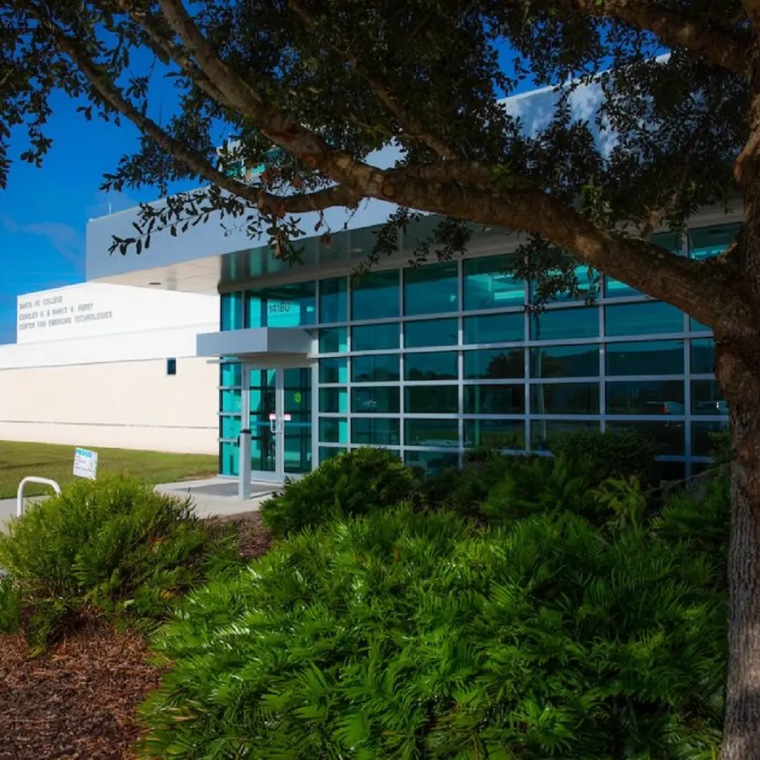 Les étudiants du Perry Center for Emerging Technologies du Santa Fe College verront plusieurs nouveaux congélateurs dans leurs laboratoires scientifiques, offerts par Farrar Scientific, une marque de Trane Technologies. 