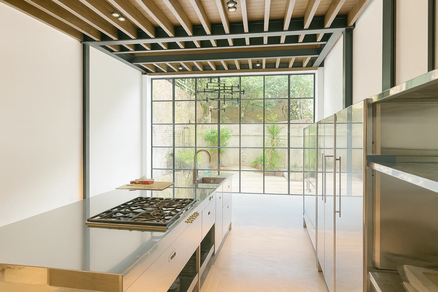 Kitchen with integrated appliances and robust worktops