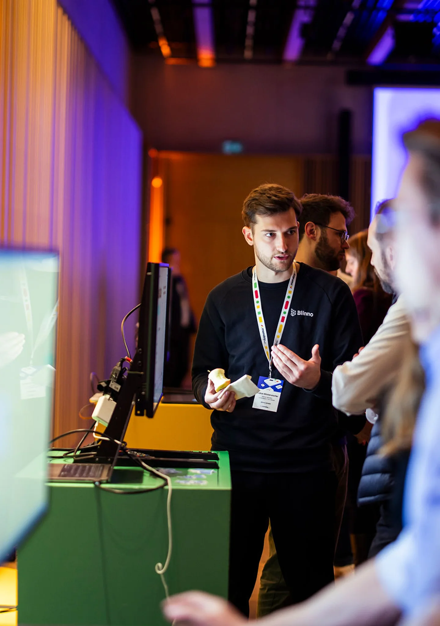 Lukas Blickenstorfer stellt diverse No-Code Lösungen an einem Digitalisierungs-Event vor.