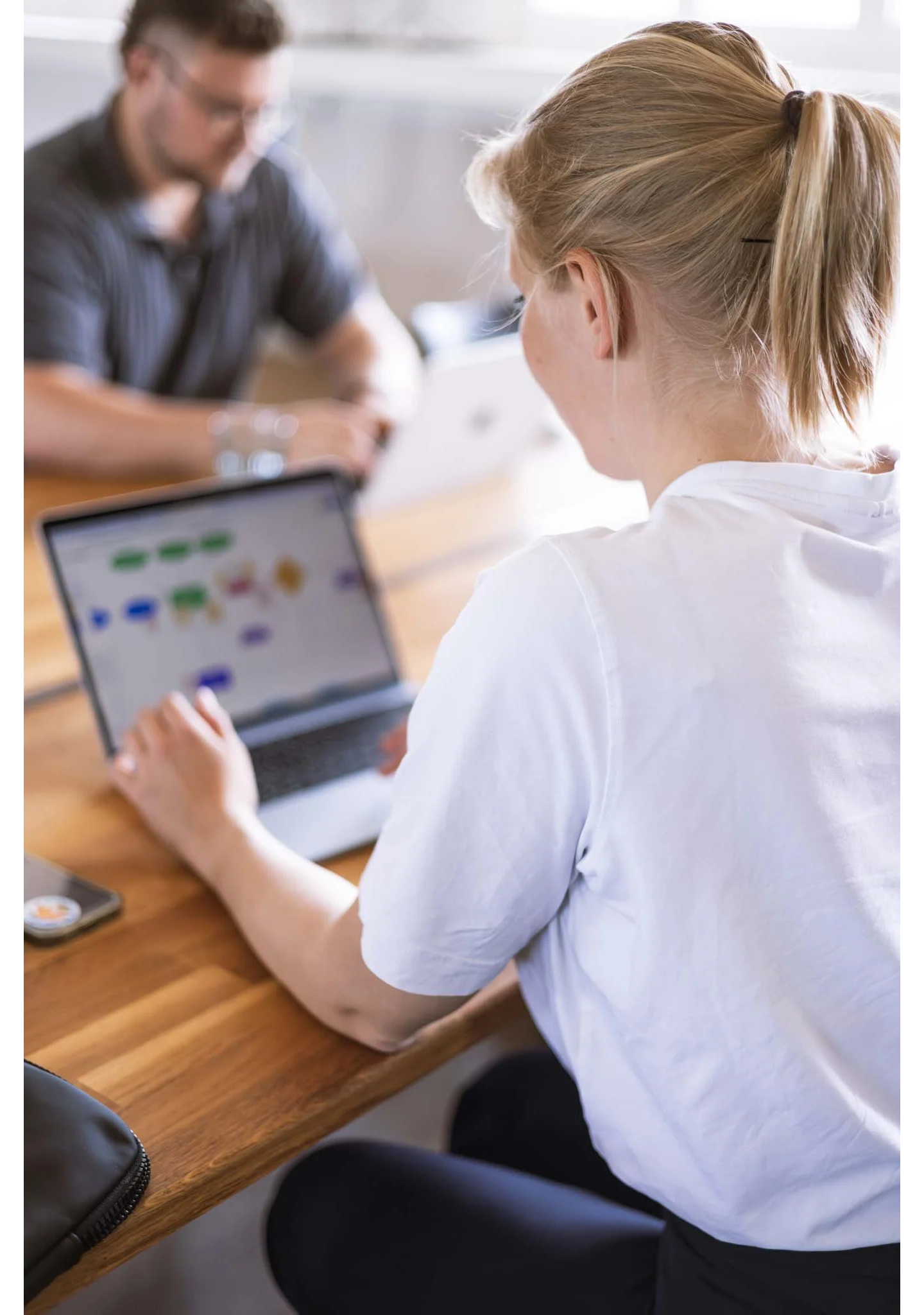 Blinno-Mitarbeitende bei der Erstellung eines neuen monday.com Workflow.