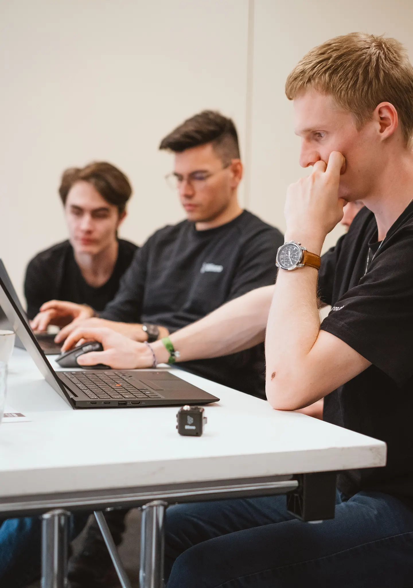 Blinnos Solution Consultant sitzen zusammen um eine No-Code Lösung auf dem Laptop zu besprechen.