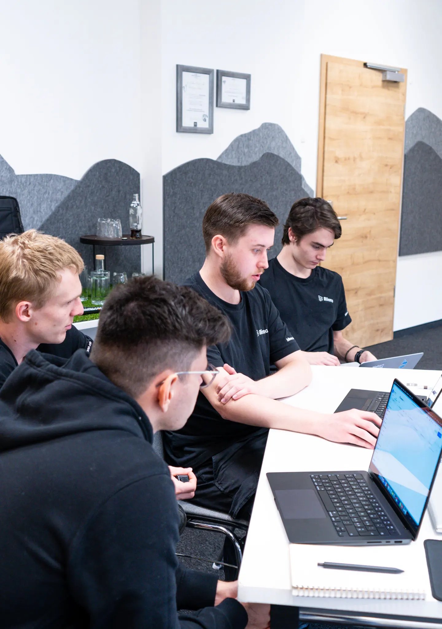Das Blinno Team sitzt in einem Meeting um ein neues No-Code Projekt mit WeWeb und Xano zu besprechen.
