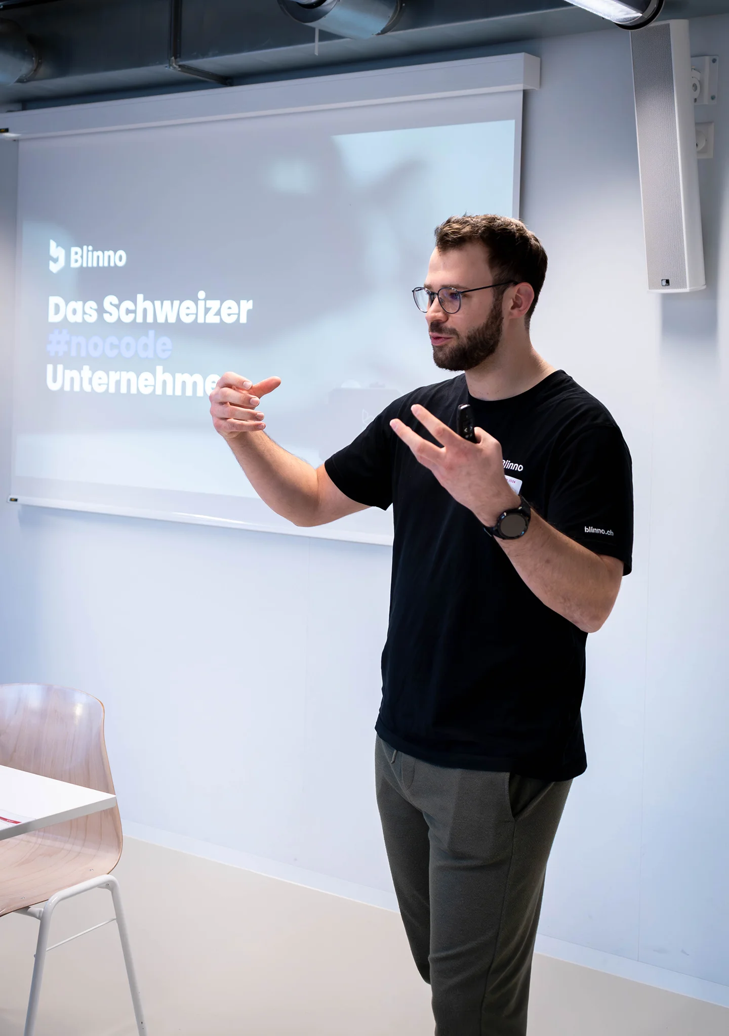 Matthias Tannò referiert an einem No-Code Workshop und stellt Blinno als den No-Code Partner in der Schweiz vor.