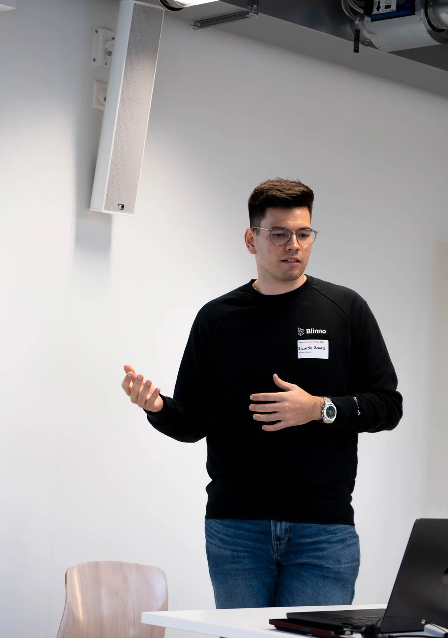Ricardo Gomes referiert am No-Code Event und stellt einen Use Case mit Make.com vor.