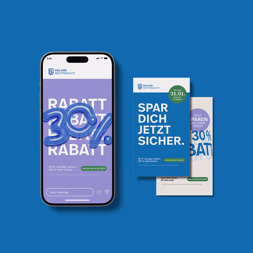 Smartphone mit der Anzeige „30 % Rabatt“ neben zwei Flyern mit ähnlichem Text auf blauem Hintergrund.