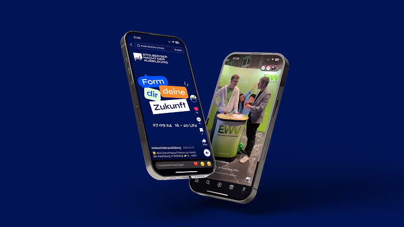 Zwei Smartphones schweben vor blauem Hintergrund: Auf einem ist ein Text zu einer Veranstaltung zu sehen, auf dem anderen stehen zwei Personen vor einem zylindrischen Display mit den Buchstaben „EWW“.