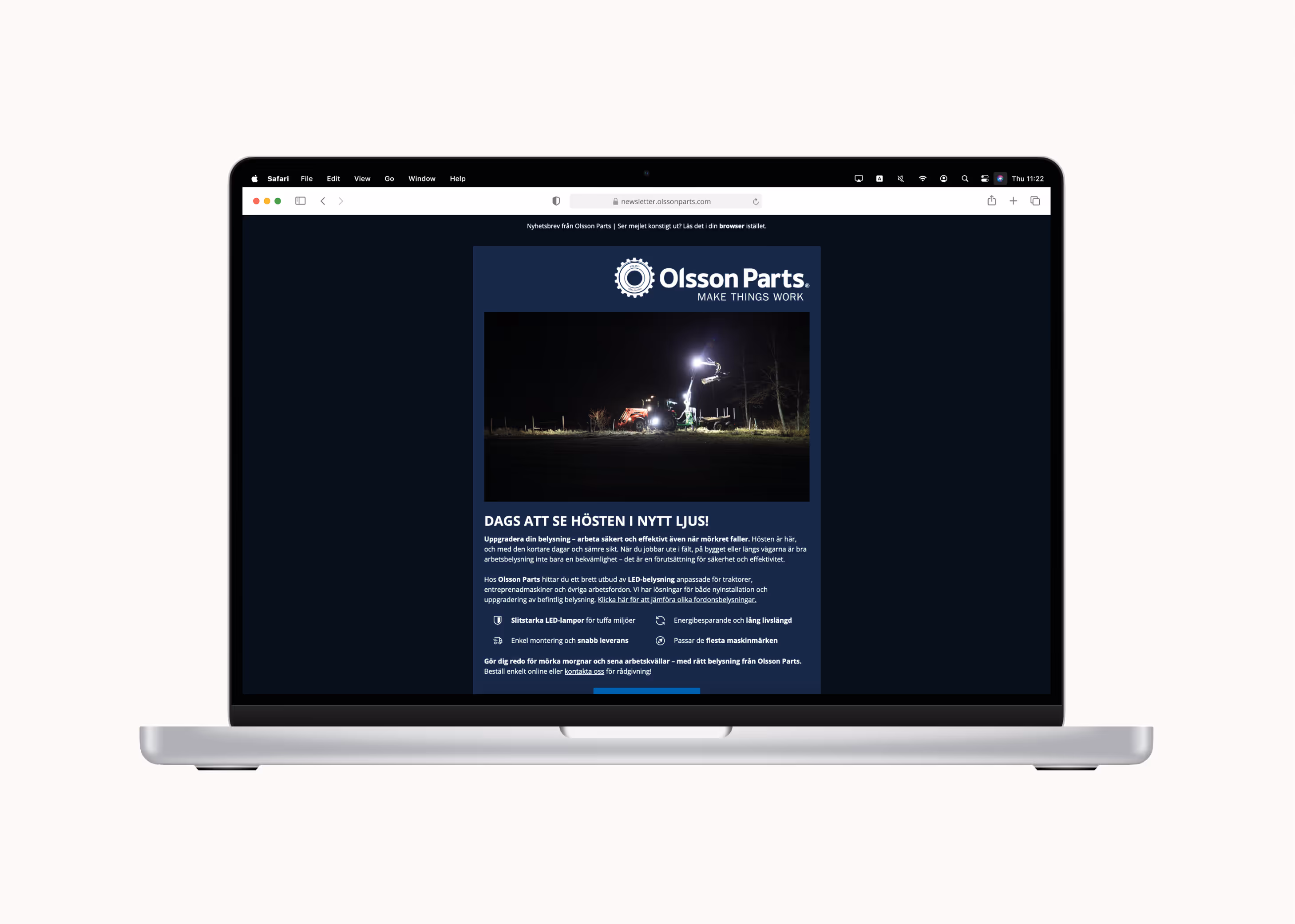 En dator med ett mörkt nyhetsbrev med LED-belysning.