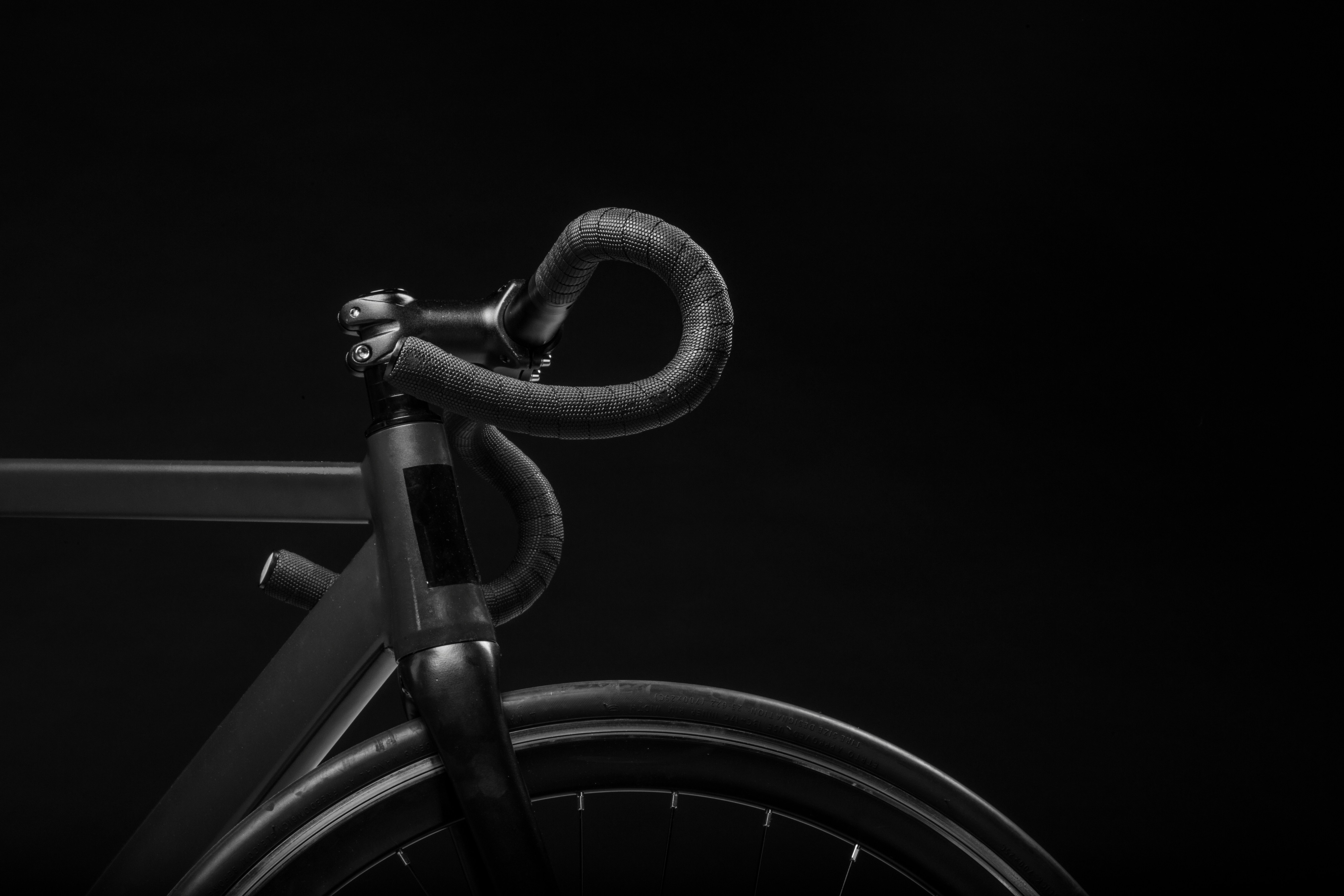 Photo d'un vélo sur fond noir, centré sur le guidon