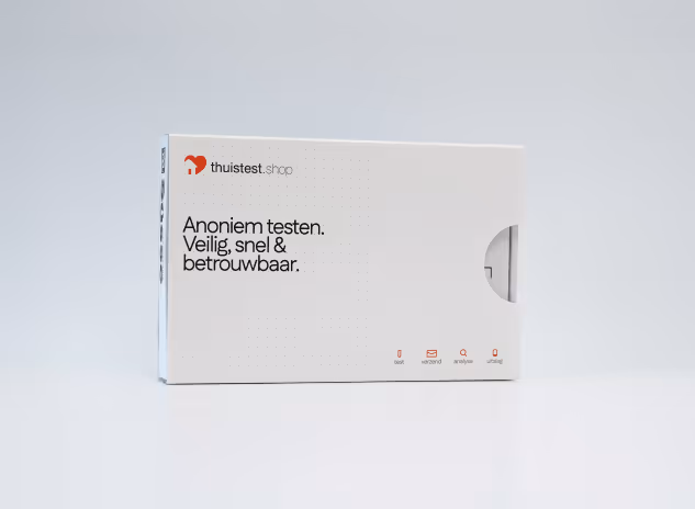een foto van verpakkingsmateriaal van thuistest.shop met de tekst anoniem testen veilig en betrouwbaar