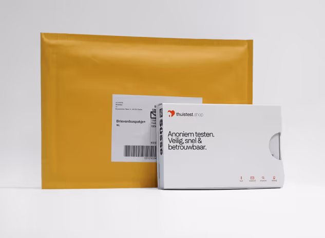 een verzendenvelop en verpakking van thuistest.shop, ontworpen door Polster Media