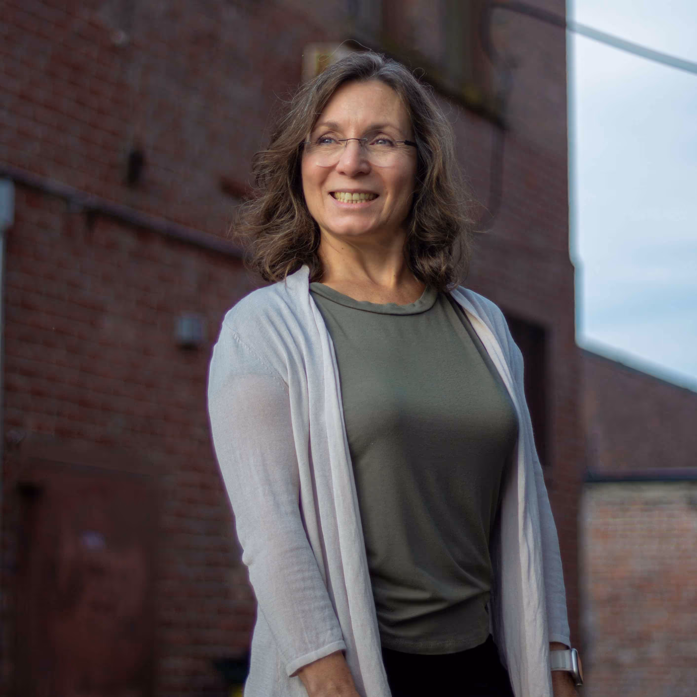 Portrait photo of woman standing outdoors by Inlumina Creative.