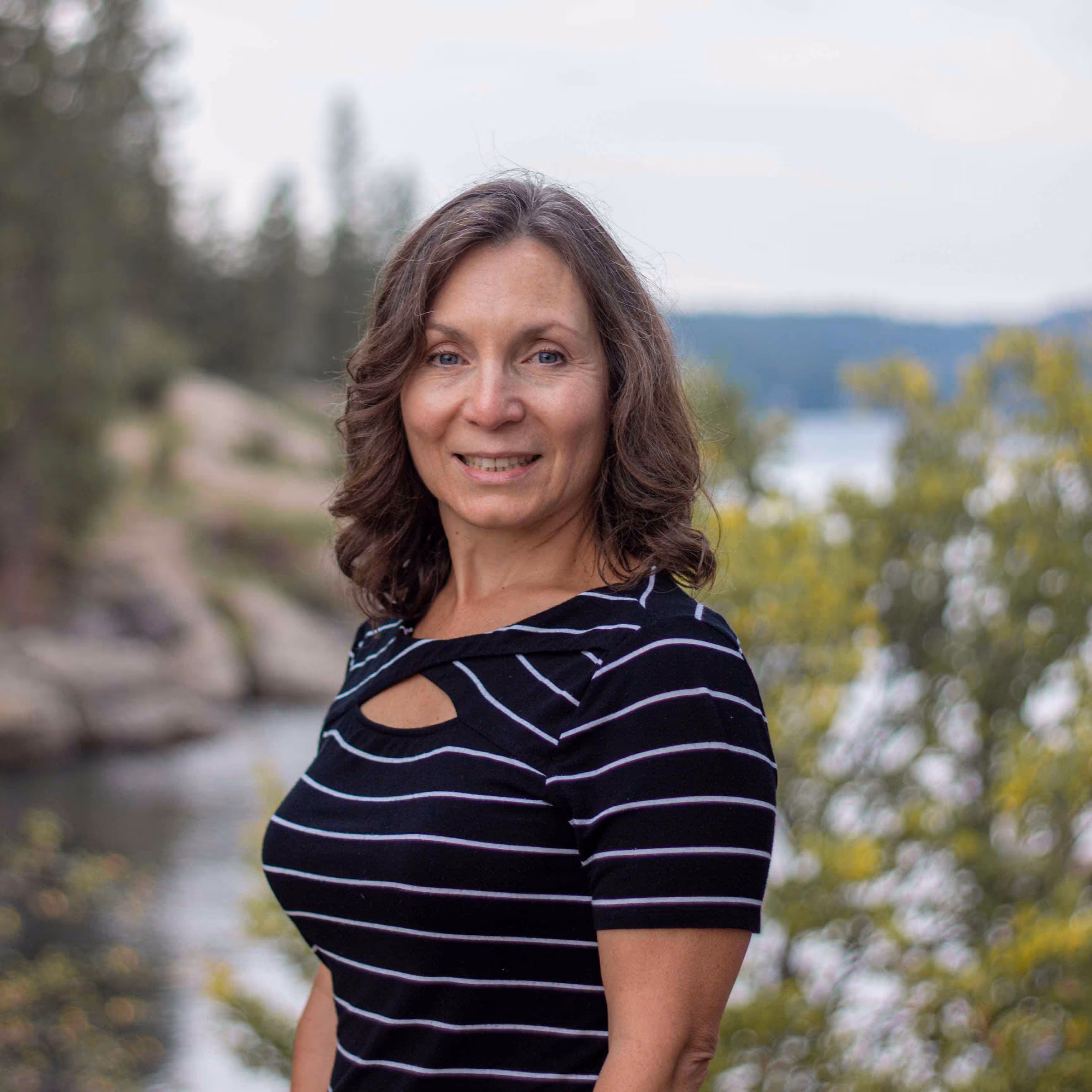 Smiling woman profile picture by Inlumina Creative.