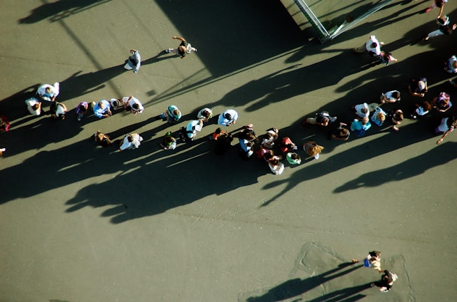 Photographie aérienne d'une file d'attente
